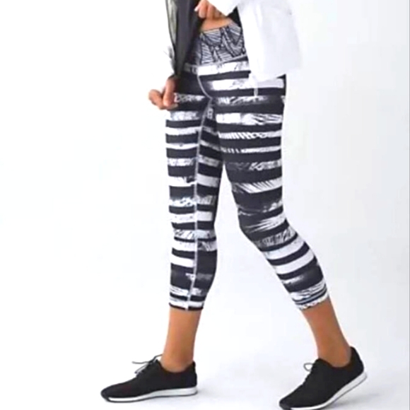 lululemon athletica Pants - Lululemon Wunder Under Crop II Leggings Black and White Cropped Spandex Size 6